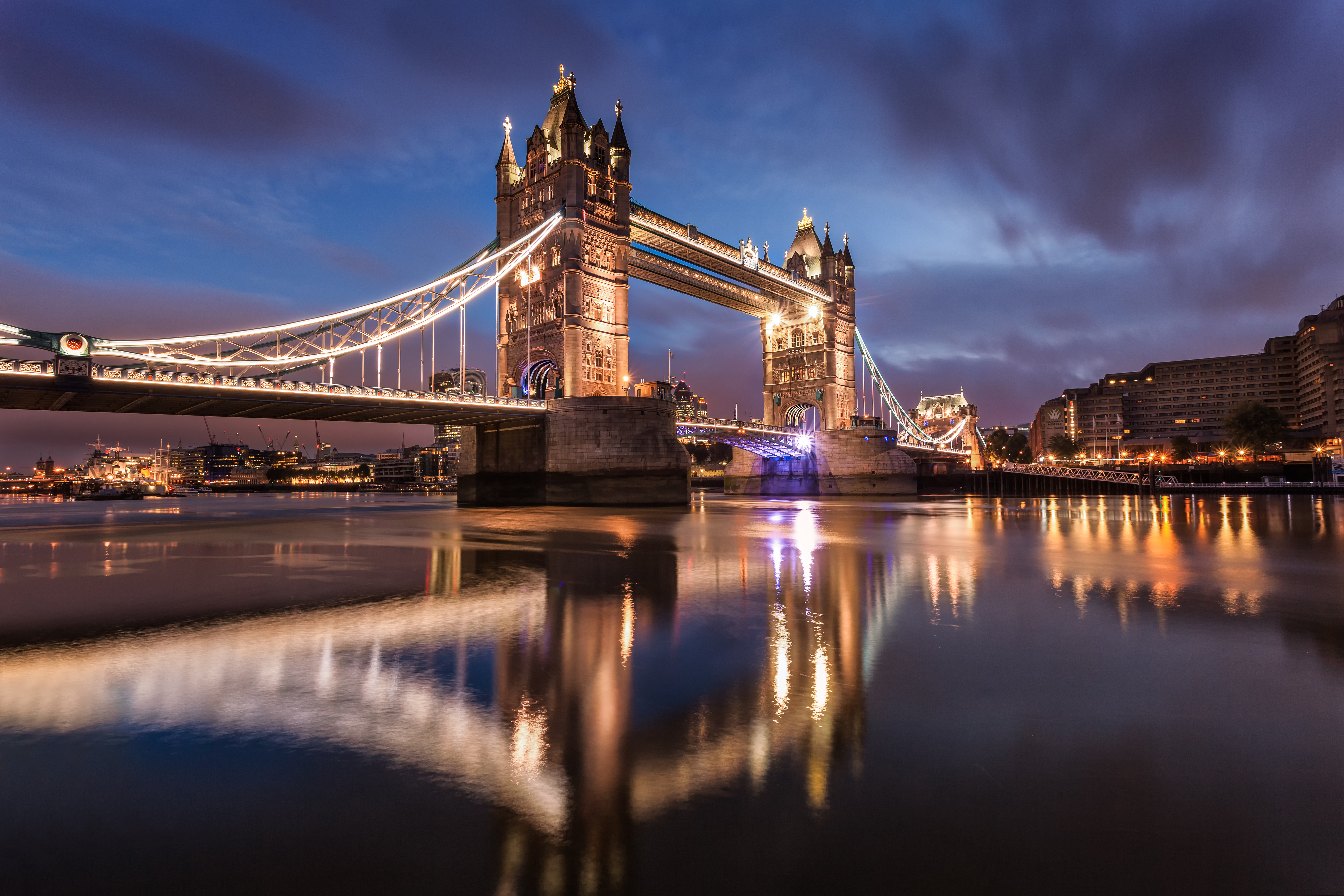 Tower Bridge bei Sonnenaufgang über der Themse