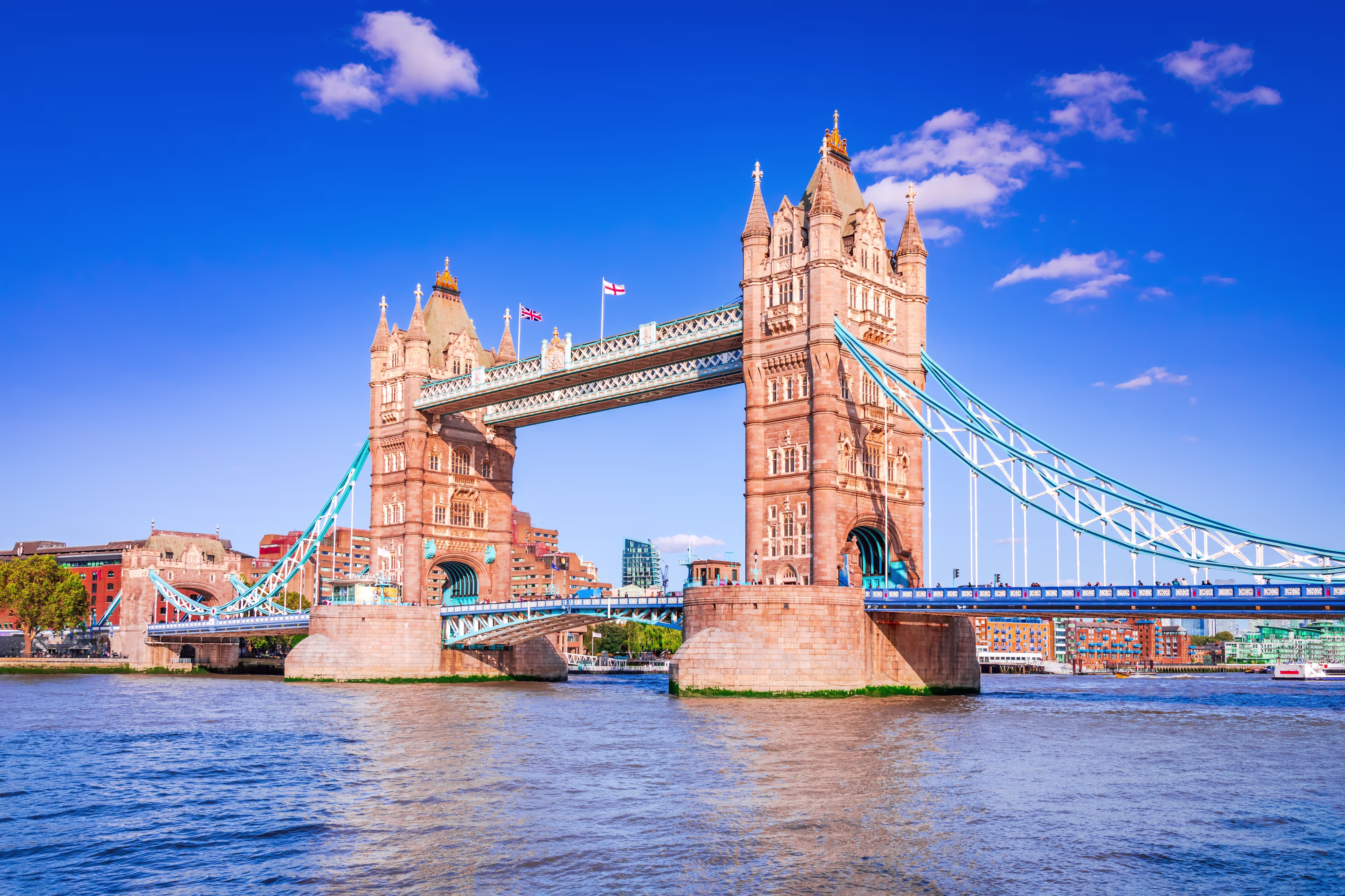 Tower Bridge oberer Laufsteg mit Aussicht auf die Straße