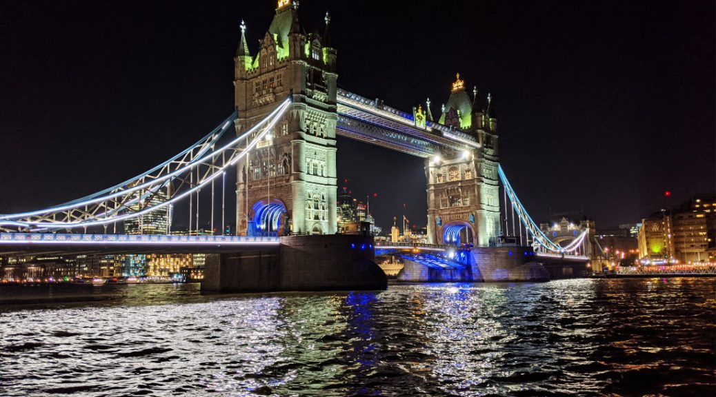 Tower Bridge nachts in Blau erleuchtet mit Reflexionen auf der Themse